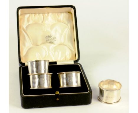 A SET OF FOUR GEORGE V SILVER ENGINE TURNED NAPKIN RINGS, BIRMINGHAM 1924, CASED 2OZS