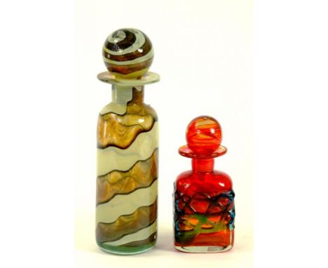 A MDINA GLASS DECANTER AND STOPPER, 28CM H, ENGRAVED SIGNATURE AND PAPER LABEL AND A MDINA RED AND MULTI COLOUR TRAILED GLASS