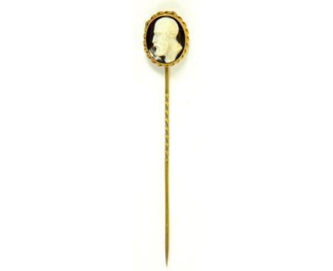 A GOLD AND HARDSTONE CAMEO STICK PIN, THE TERMINAL CARVED WITH THE HEAD OF A PHILOSOPHER, LATE 19TH CENTURY