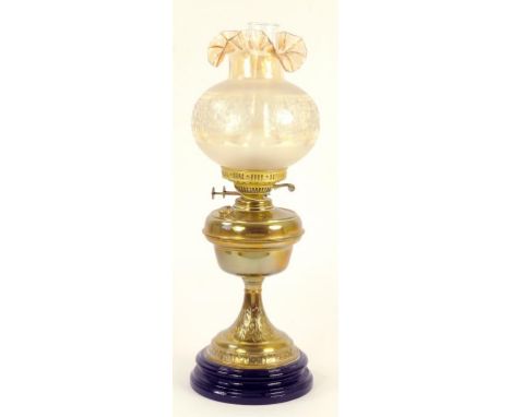 AN EDWARDIAN BRASS OIL LAMP ON BLACK GLAZED EARTHENWARE FOOT, 58CM H, INCLUDING LATER GLASS SHADE AND A VICTORIAN STYLE METAL