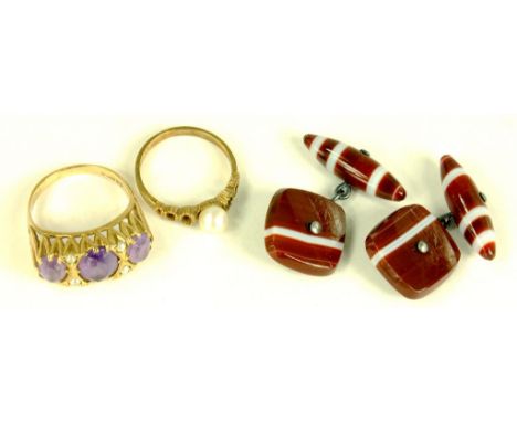 AN AMETHYST AND CULTURED PEARL RING IN GOLD, A CULTURED PEARL SET GOLD RING, SIZES M AND K, 5.4G GROSS AND A PAIR OF EARLY 20