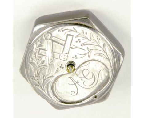 AN UNUSUAL EARLY VICTORIAN HORN HEXAGONAL 1 PINCH SNUFF BOX WITH EPNS MOUNTS, THE SWIVEL TOP ENGRAVED WITH MASONIC EMBLEMS AN
