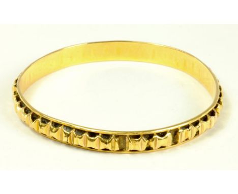 A SOUTH EAST ASIAN GOLD BANGLE (DENTED), 16.5G 