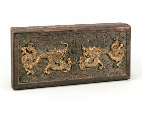 Drachen-Schatulle mit Deckel, China, 19. Jh. Dunkles, fein gemasertes Hartholz, die Drachen auf dem Deckel wohl aus Zeder. Al