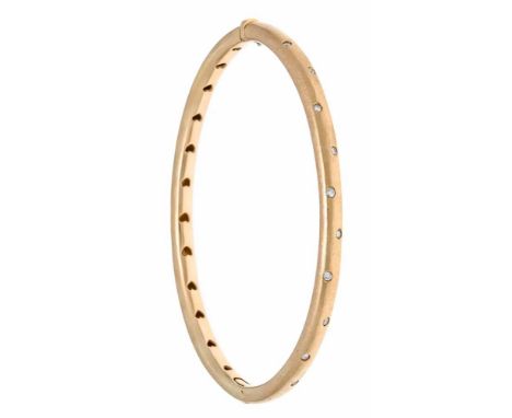 Brillant-Armreif RG 750/000 mit 10 Brillanten, zus. 0,15 ct W/SI, Kastenschließe mit SI-Acht, innen 61 x 50 mm, 23,0 gDiamond