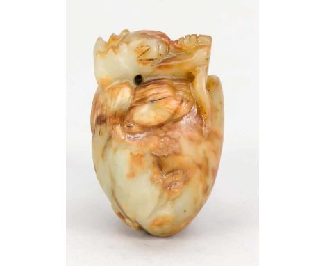 Kleine Jade-Schnitzerei eines Drachen, China, 19./20. Jh., seladonfarbene Jade mit rotbraunen Einschlüssen, D. 5,5 cmSmall ja