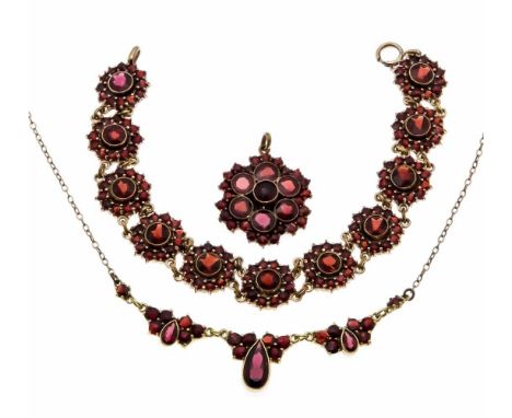 Granat-Konvolut 3 Teile, vergoldet, mit rund und tropfenförmig fac. Granaten 12 - 2,5 mm, Collier mit Federring L. 43,5 cm, A