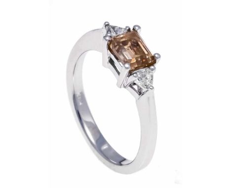 Diamant-Ring WG 585/000 mit einem rechteckig fac. Diamanten 1,60 ct fancylightbrown/PI und 2 im Triangelschliff fac. Diamante
