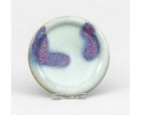 Kleiner, flacher Jun-Ware Teller, China, wohl Ming-zeitlich oder später? Hellblaue bis graue Glasur mit violett-blauen Flecke