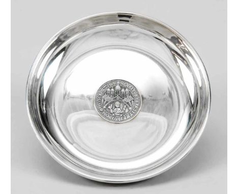 Runde Schale, Deutsch, 20. Jh., Sterlingsilber 925/000, glatte Form, Spiegel mit eingelassener Medaille, Ø 15 cm, ca. 130 gRo