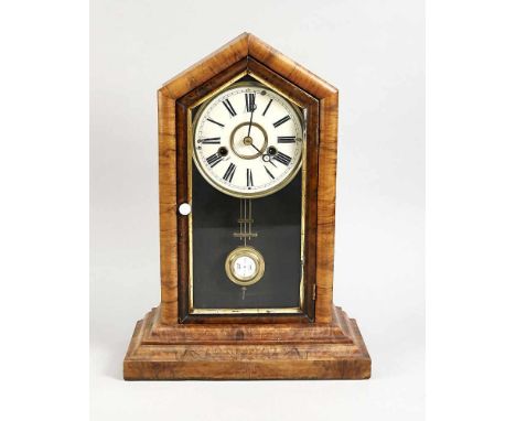Tischuhr Nussbaum mit Regulatorwerk, Glas von vergoldeter Zierleiste gehalten, 1/2 Stunden Schlagwerk auf Tonfeder, mit Rostp