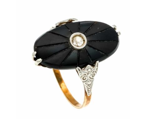 Art Déco Onyx-Diamant-Ring GG/WG 585/000 mit Altschliff-Diamant 0,05 ct l.get.W/SI und ovaler, fac. Onyx-Platte 18 x 9,5 mm, 