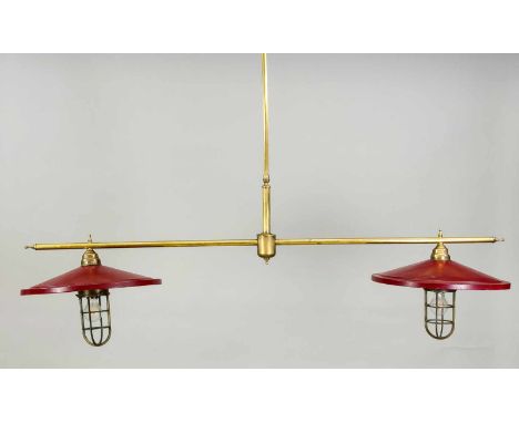 Große Lampe für einen Billardtisch, um 1900. Gestell aus Messingstangen mit Abschlüssen in Drechsel-Optik, Lampenschirme aus 
