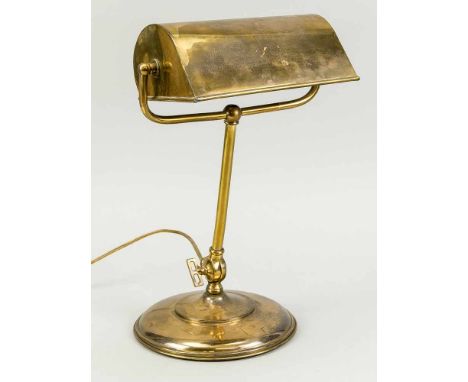 Bänkerlampe, Ende 19. Jh., Messing. Runder, profilierter Fuß. Schaft in der Neigung verstellbar (Flügelmutter), schwenkbarer 