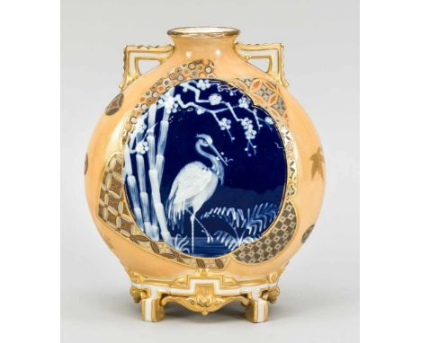 Paté-sur paté Vase, Royal Worcester, um 1875, gedrückte Pilgerflaschenform mit zwei eckigen Handhaben und vier eckigen Füßen 