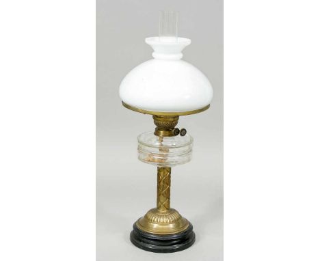Petroleumlampe, Ende 19. Jh., profilierter Sockel, ornamentierter Messingschaft, facettierter Glastank, Milchglasschirm. Leic