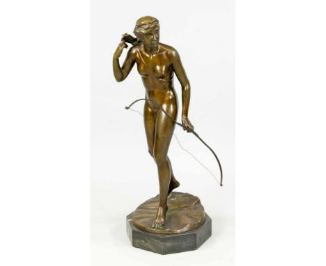 Lilli Wislicenus-Finzelberg (1872-1939), große Bronzeplastik der nackten Diana bei der Jagd mit Pfeil und Bogen, dunkelgrün p