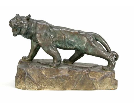 Schreitender Tiger auf Terrainplinthe, um 1900, R&amp;T Magdeburg, Terrakotta, braun staffiert, 27 x 40 x 18 cmStriding tiger