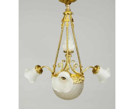 Historismus Deckenlampe, 20. Jh., Metallguss, vergoldet. Ein zentraler Milchglasschirm mit geometrischem Schliffdekor, 3 weit