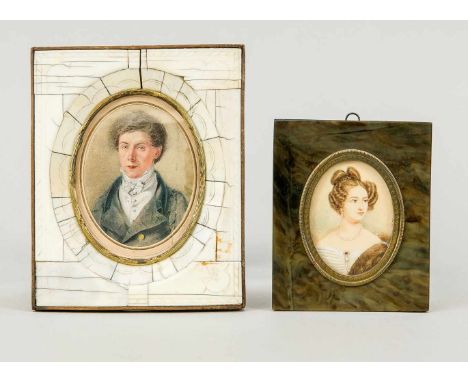 2 Miniaturen, um 1800. 1 x Herrenportrait im Beinrahmen 13 x 11 cm), 1 x Damenportrait im Hornrahmen (9,5 x 8 cm). Beiliegend