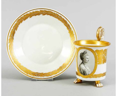 Große Bild-Tatzentasse mit Untertasse. KPM Berlin 1914-1917, 1. WK, rote Reichsapfelmarke, drei Tatzenfüße, Rosettenkenekl mi