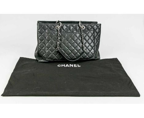 Chanel Shopper, schwarzes Leder mit Stepmuster und großem Logo, mit Staubbeutel. Leichte Lagerspuren, ca. 23 x 40 cmChanel sh