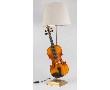 Geigenlampe, Mariage des 20. Jh. Quadratischer Messingfuß, leicht schräg gestellte Geige als Schaft, grauer Lampenschirm aus 
