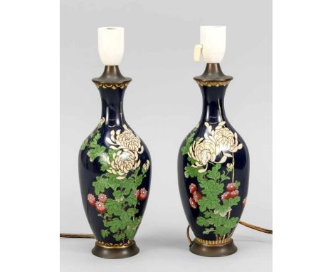 Paar Cloisonné Lampenfüße, Japan, Ende 19. Jh., leicht gedrückte Flaschenvasen mit Chrysantemen vor violettem Fond. leicht be