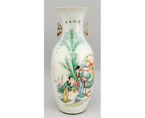 Famille-Rose-Bodenvase, China, Ende 19. Jh., Gartenszene mit Figurenstaffage, Gedicht-Kalligrafie. Durchbrochen gearbeitete H