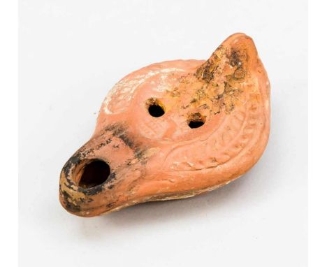 Öllampe, Römisch, ca. 200 n. Chr., terracotta. Im Zentrum eine sitzende Figur? umgeben von 2 Palmblättern, D. max. 11,5 cmOil