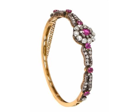 Rubin-Altschliff-Diamant-Armreif RG/WG 750/000 Goldschmiedearbeit mit 7 exzellenten, oval fac. Rubinen, zus. 1,74 ct, leuchte