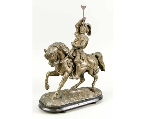 Reiterstatuette des Historismus, 19. Jh. Ritter in vollem HArnisch zu Pferde, grauer Metallguss auf oblonger Holzplinthe, uns