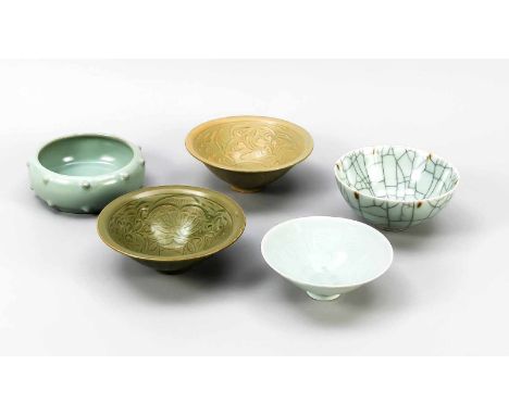 5 Schalen im Stil vergangener Epochen, China, 20. Jh., Dekore geschnitten und gemodelt, monochrome Glasuren in Hellblau (Qing