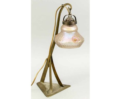 Jugendstil-Lampe, um 1900, dreipassiger Messingstand, darin eingehängt ein Lampenschirm aus irisierendem Glas, Loetz, leicht 