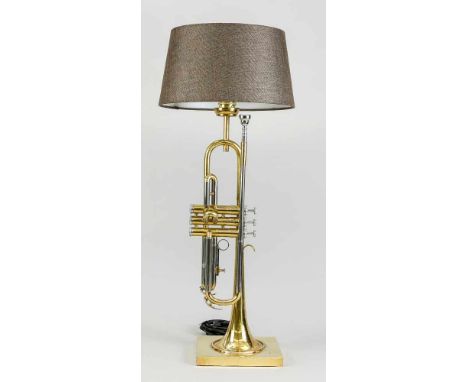 Trompetenlampe, Mariage des 20. Jh. Quadratischer Messingsockel, Schaft als echte Trompete, Stoffschirm, leicht ber. &amp; be