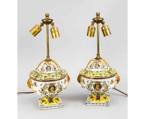 Paar Lampenfüße, 19./20. Jh., Sockel als Deckelvasen mit Ringhandhaben Geschweifter, goldstaffierter Rand. Kobaltblaue Grotes
