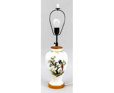 Tischlampe, 20. Jh., Lampenfuß ist eine Porzellanvase, wohl Meissen, feine Vogelmalerei, Ziervergoldung, H. 30 cm, montiert a