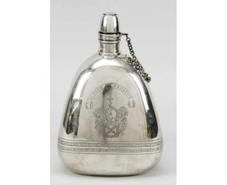 Flasche, Italien, 20. Jh., Silber 800/000, 3-eckiger Stand, kantiger sich verjüngender Korpus, Schraubdeckel mit Kettenbefest