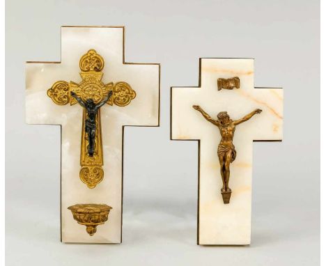 2 Kruzifixe/Hauskreuze, 1. H. 20. Jh., Messing, Marmor. Das größere Kreuz mit kleinem Weihwasserbecken mit Scharnierdeckel, l