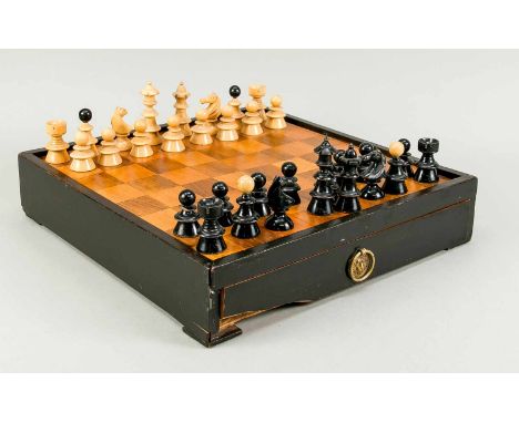 Biedermeier Schachspiel, 19. Jh., vollständiger Satz Figuren Schwarz und Weiß, geschnitzt und gedrechselt. Brett aus ebonisie