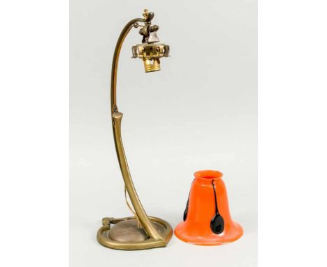 Jugendstillampe, um 1900, gebogter Messingschaft auf passig geschweiftem Fuß, Lampenschirm aus orangenem Loetz-Glas mit ornam