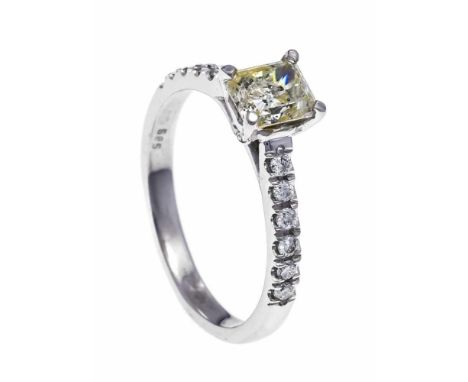Brillant-Ring WG 585/000 mit einem Prinzessdiamanten 1,06 ct fancylightyellow/PI und 12 Brillanten, zus. 0,20 ct W-l.get.W/SI