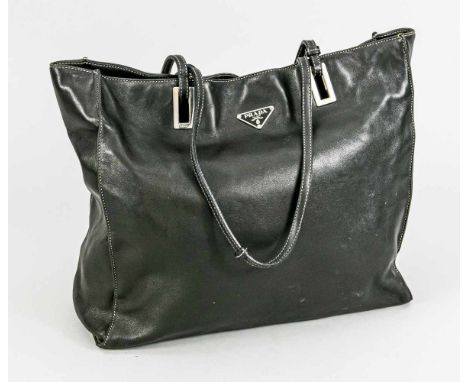 Prada Shopper, schwarzes Leder, Tragebügel an verchromten Ösen, Logo-Applikation. Innenwand mit Reißverschlusstasche. Leichte