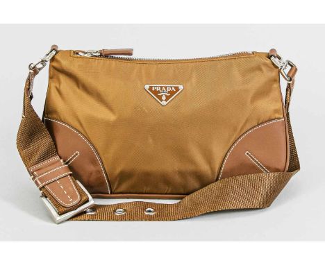 Prada Clutch, brauner Stoff und Kunstleder. Reißverschluss, Logo-Applikation, leichte Gebrauchsspuren, ca. 16 x 26 cmPrada cl