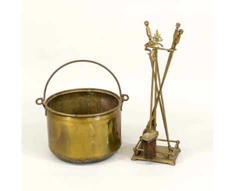 Kaminset mit Stand, Ende 19. Jh., Messing. Rechteckiger, ornamentierter Sockel mit kleiner Galerie. 4-tlg-: Besen, Haken, Zan