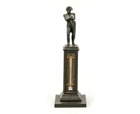 Napoleon Thermometer, 19. Jh., Eisen. Quadratische, leicht profilierte Sockelplatte, Quecksilbersäule an hohem Postament, dar