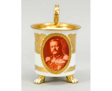 Große Tatzentasse, KPM Berlin, 1. W., 1. WK  bez. 1914-15, rote Reichsapfelmarke, frontseitig Medaillon mit Portrait von Hind