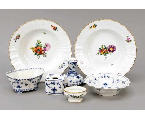 Konvolut Royal Copenhagen, 7-tlg., 2 tiefe Teller, um 1900, Form Neuozier, polychrome Blumenmalerei, Goldrand, Haarriss im Bo