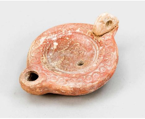 Öllampe, Römisch, ca. 200-400 n. Chr., Terracotta. Im Zentrum ein Relief des Kaisers in Prunkrüstung, gerahmt von einer Ranke