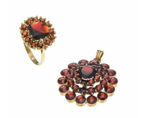 Granat-Konvolut GG 333/000 mit quadratisch und rund fac. Granaten 9 - 2,2 mm, Ring RG 58, Anhänger L. 35 mm, 12,2 gGarnet con